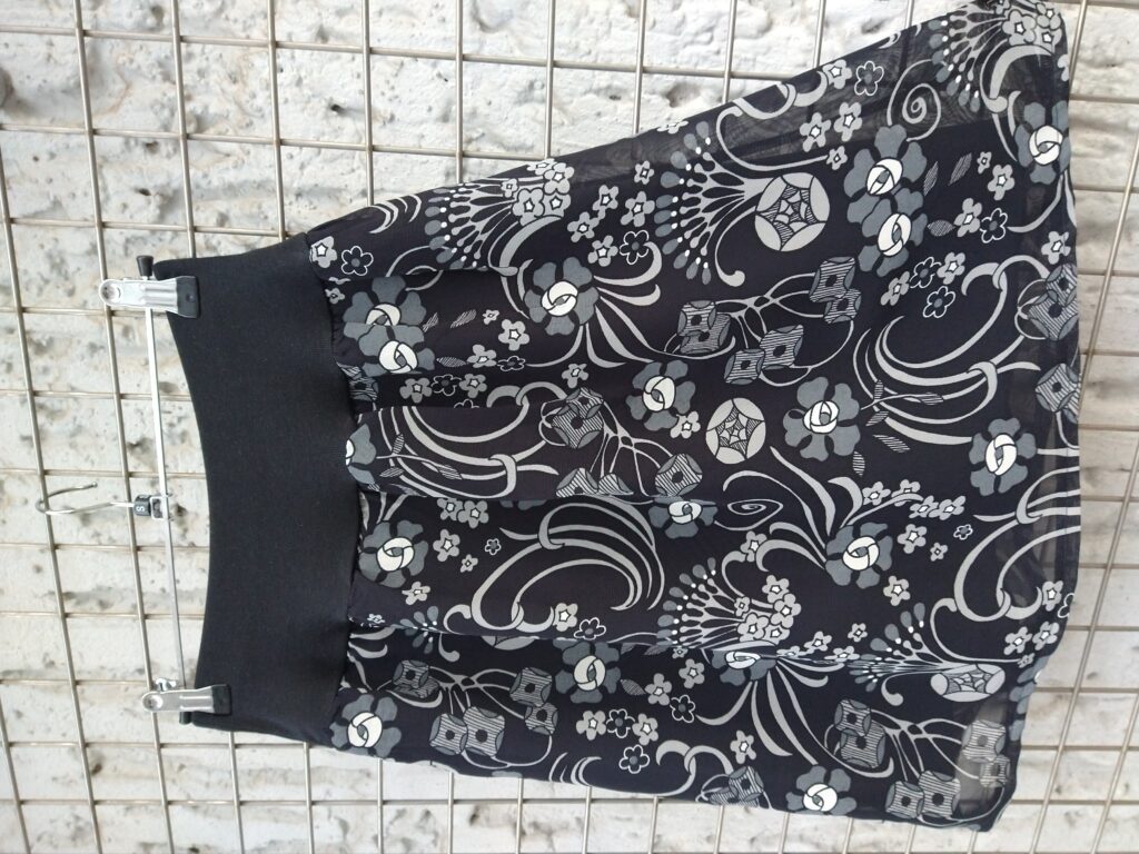 Rock gerade schwarz grau floral handmade