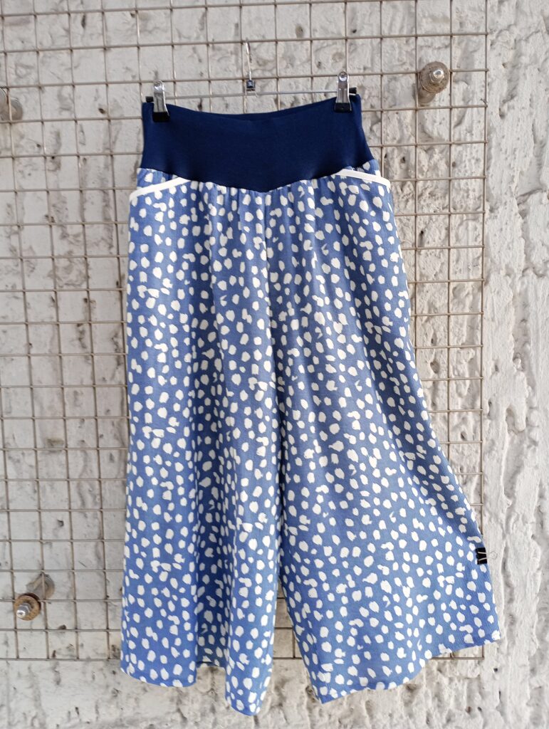 Culotte Hose hellblau Flecken handmade