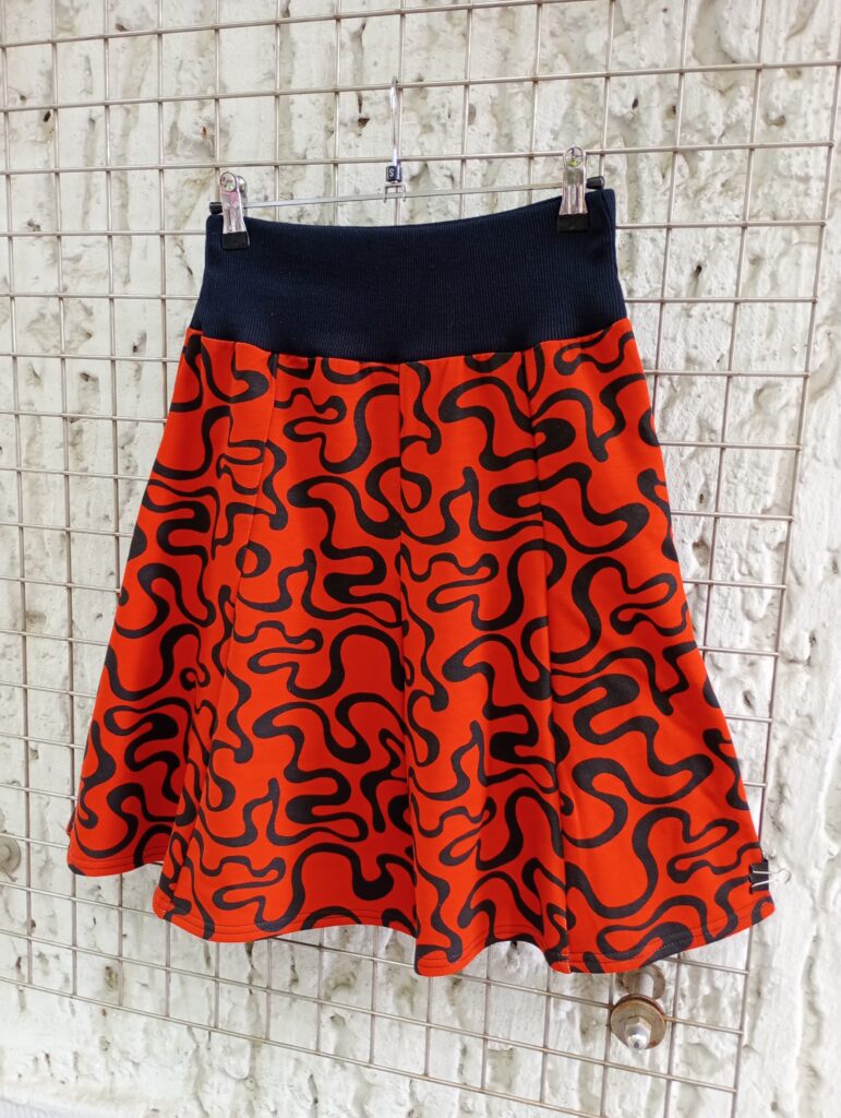 Sommerrock brick schwarz Muster handmade