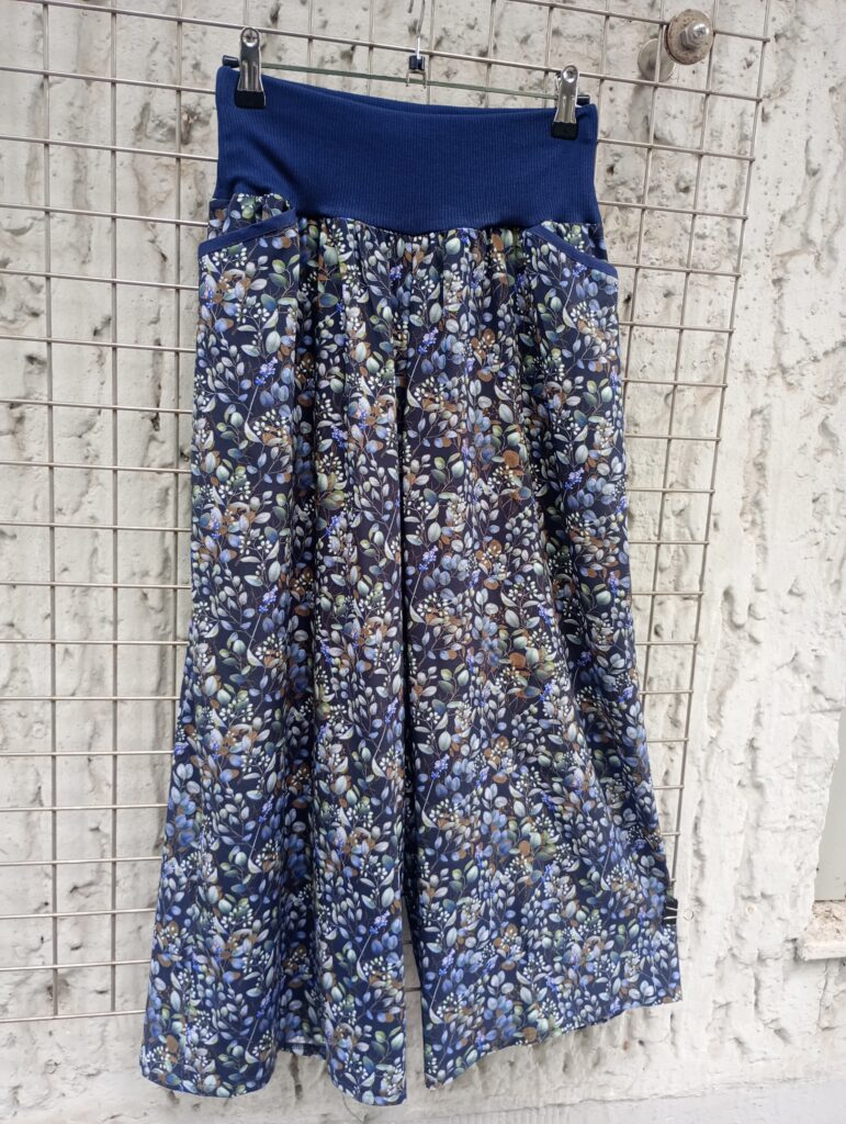 Culotte, Hose blau Blütem handmade